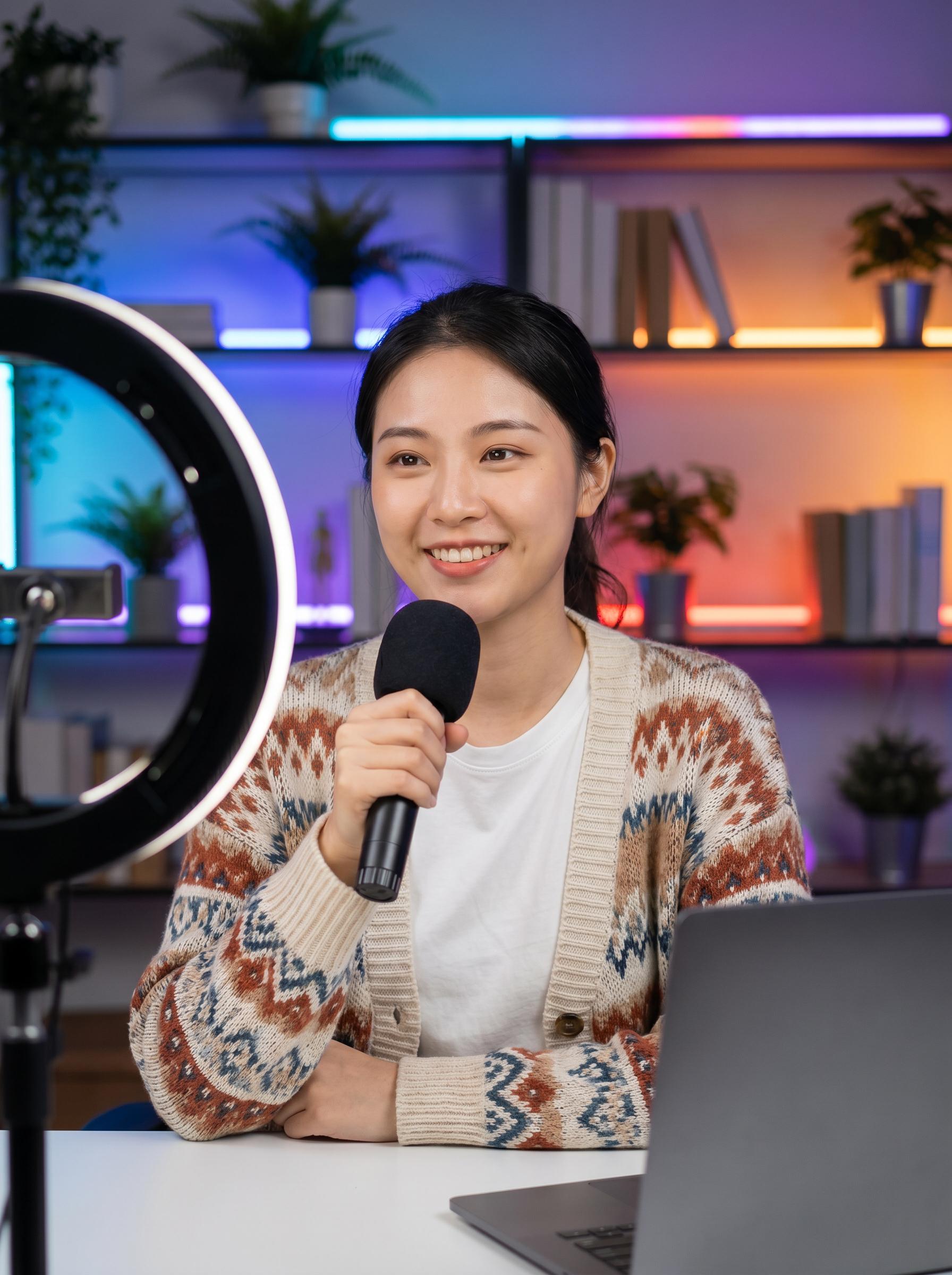 捷克街头创作者晴天小姐
